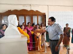 കോളേജ് സ്ഥാപകൻ കുമ്പളത്ത് ശങ്കുപ്പിള്ളയുടെ സ്മൃതി മണ്ഡപത്തിൽ പുഷ്പാർച്ചന (26)