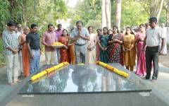 കോളേജ് സ്ഥാപകൻ കുമ്പളത്ത് ശങ്കുപ്പിള്ളയുടെ സ്മൃതി മണ്ഡപത്തിൽ പുഷ്പാർച്ചന (5)