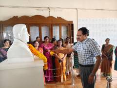 കോളേജ് സ്ഥാപകൻ കുമ്പളത്ത് ശങ്കുപ്പിള്ളയുടെ സ്മൃതി മണ്ഡപത്തിൽ പുഷ്പാർച്ചന (26)