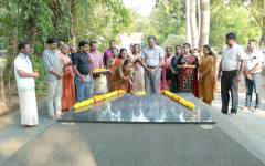 കോളേജ് സ്ഥാപകൻ കുമ്പളത്ത് ശങ്കുപ്പിള്ളയുടെ സ്മൃതി മണ്ഡപത്തിൽ പുഷ്പാർച്ചന (9)