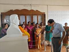 കോളേജ് സ്ഥാപകൻ കുമ്പളത്ത് ശങ്കുപ്പിള്ളയുടെ സ്മൃതി മണ്ഡപത്തിൽ പുഷ്പാർച്ചന (23)