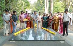 കോളേജ് സ്ഥാപകൻ കുമ്പളത്ത് ശങ്കുപ്പിള്ളയുടെ സ്മൃതി മണ്ഡപത്തിൽ പുഷ്പാർച്ചന